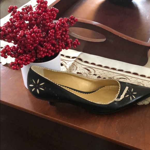 Bcbg barely worn kitten heels size 9 - Picture 2 of 3